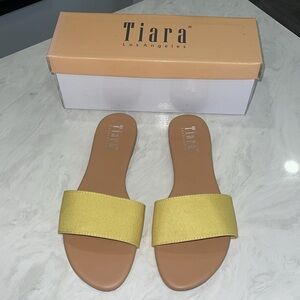 New!! ✨ “Tiara” Women's Yellow Slide Sandals 🩴- Size 10 LAST PAIR!